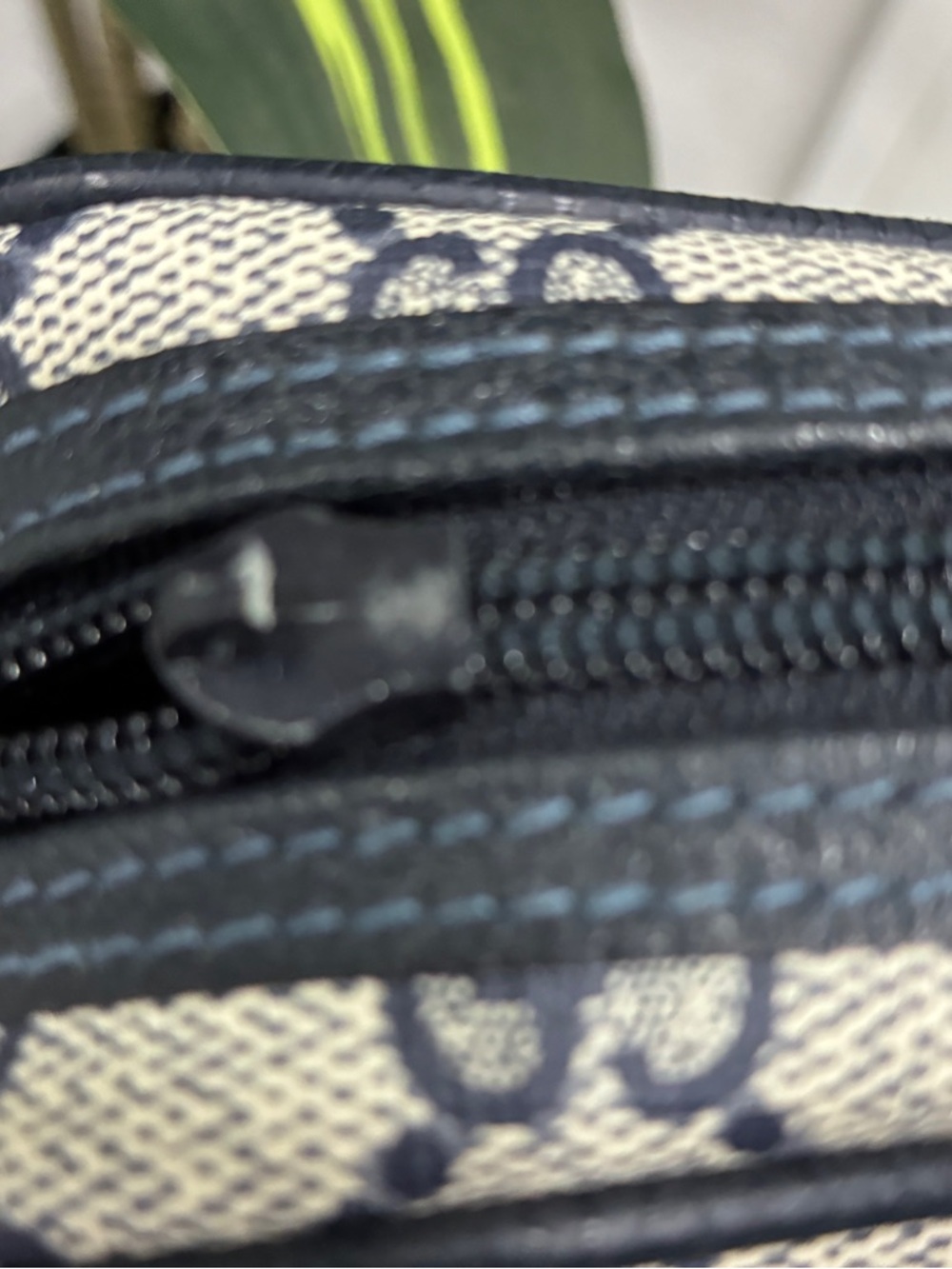 GUCCI
Vintage Wristlet Bag used condition - Picture 4 of 12